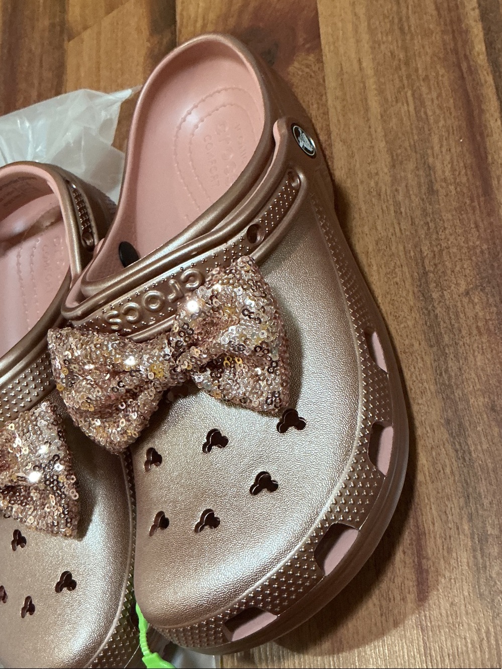 CROCS Disney women men’s 9/11 Metallic Rose Gold Bow Clogs nwt Mickey Mouse - Picture 5 of 10
